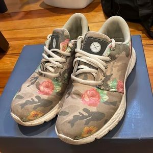Inkkas flowery camo sneakers size 7 EUC